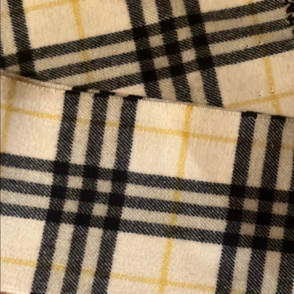 Burberry Elegant Black and Cream Scarf - Picture 3 of 4